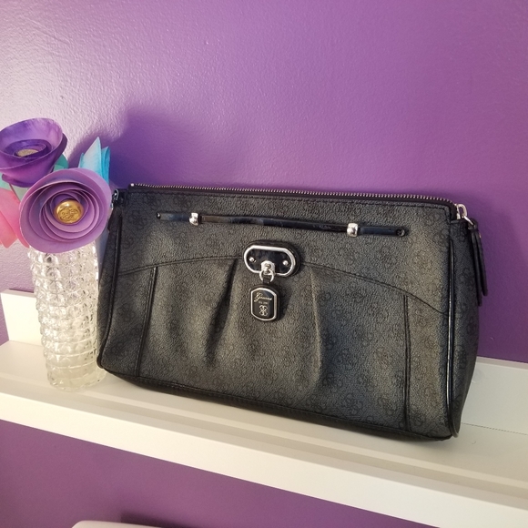 Classic Oversized Guess Clutch - Picture 1 of 9